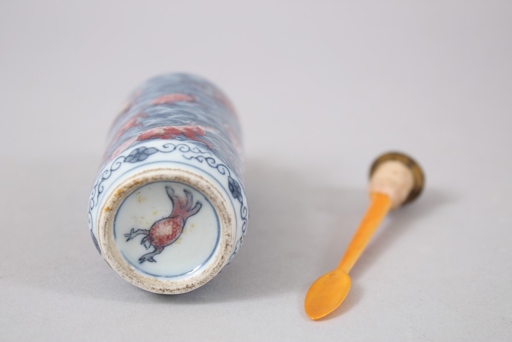 AN UNUSUAL 18TH CENTURY CHINESE BLUE & WHITE UNDERGLAZED RED PORCELAIN SNUFF BOTTLE, the body with - Bild 7 aus 7