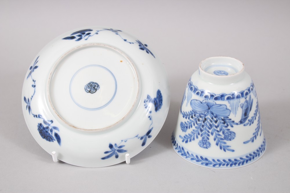 A CHINESE KANGXI BLUE & WHITE PORCELAIN WINE CUP & SAUCER, the interior of the cup decorated with - Image 4 of 6