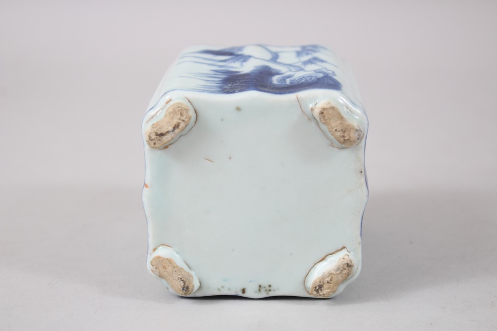 AN EARLY 18TH CENTURY CHINESE BLUE & WHITE PORCELAIN TEA CADDY & COVER, the body of the square - Image 5 of 5