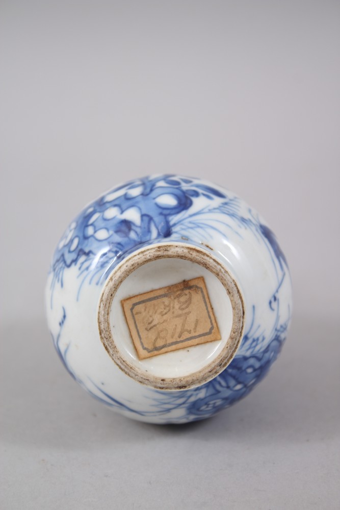 A SMALL CHINESE KANGXI BLUE & WHITE PORCELAIN BOTTLE VASE, the boy of the vase decorated with scenes - Image 5 of 5