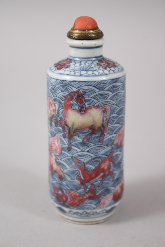 AN UNUSUAL 18TH CENTURY CHINESE BLUE & WHITE UNDERGLAZED RED PORCELAIN SNUFF BOTTLE, the body with - Bild 4 aus 7