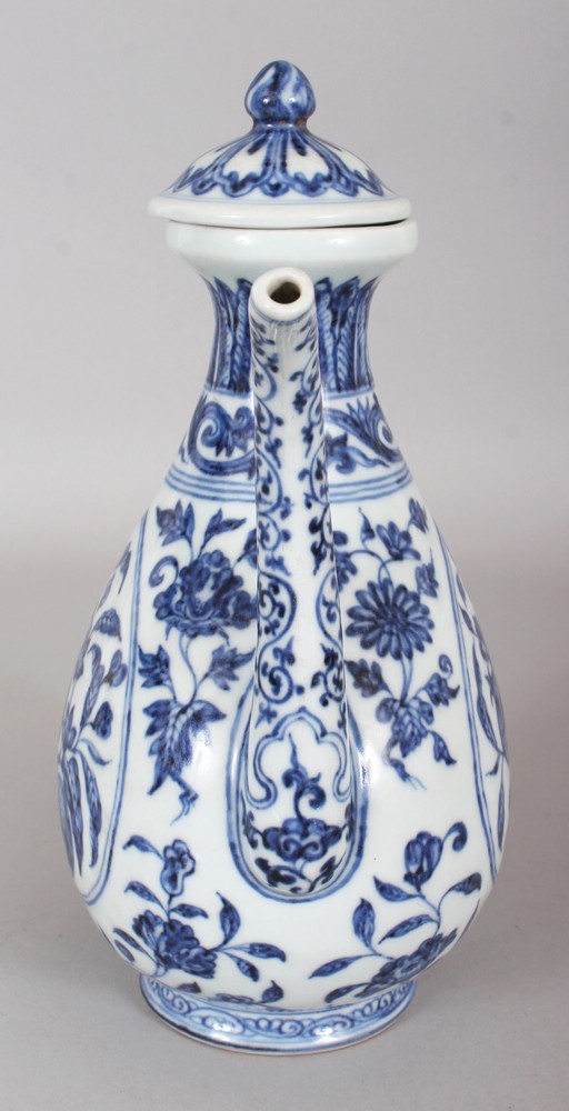 A GOOD QUALITY CHINESE MING STYLE BLUE & WHITE PORCELAIN EWER & COVER, decorated with two shaped - Image 2 of 9