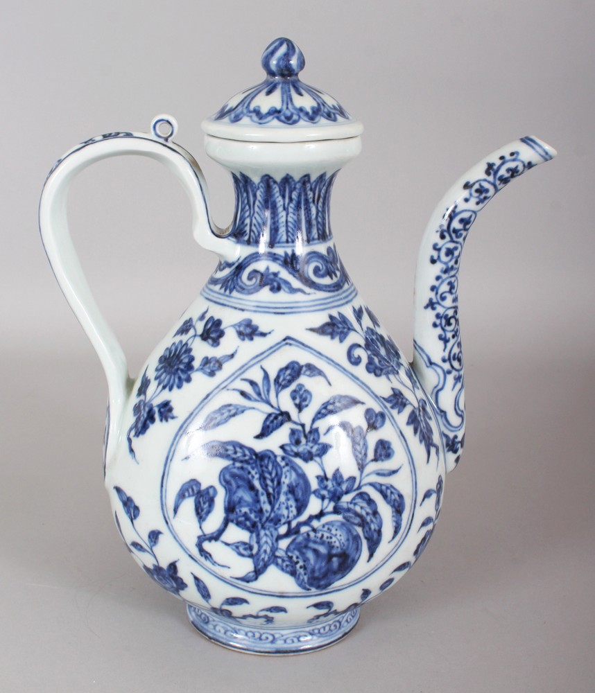 A GOOD QUALITY CHINESE MING STYLE BLUE & WHITE PORCELAIN EWER & COVER, decorated with two shaped - Image 3 of 9