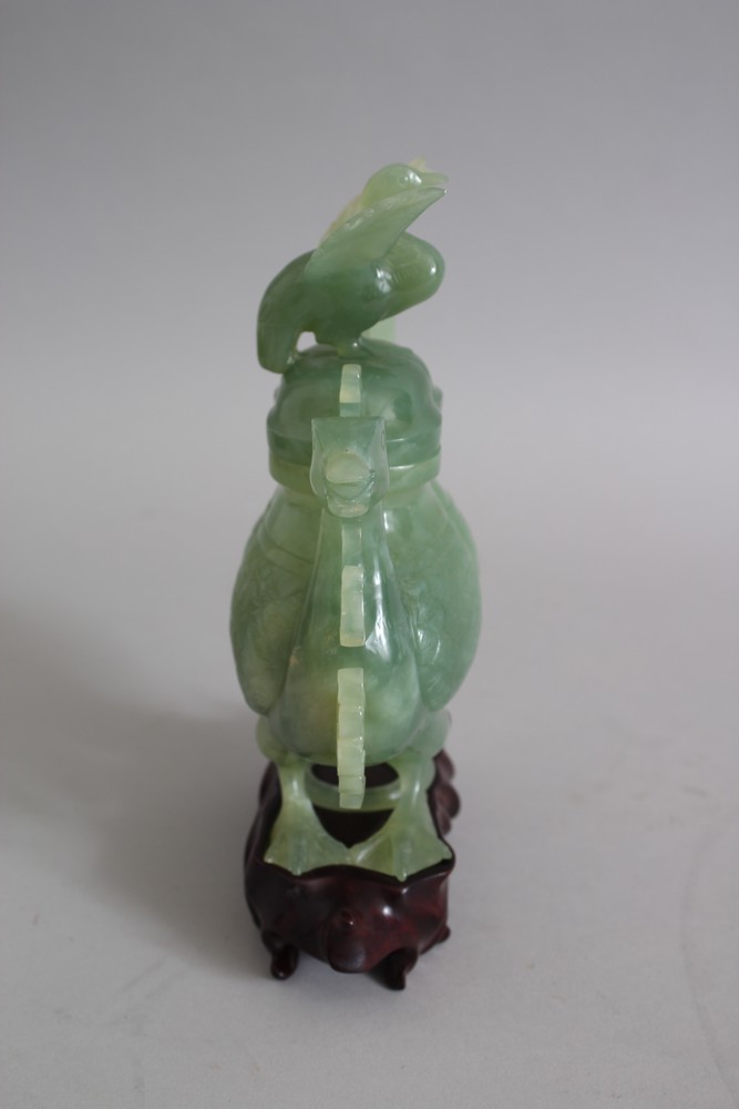 A GOOD 20TH CENTURY CHINESE JADE VASE & COVER, the vase in the form of two mythical duck / phoneix - Image 2 of 5