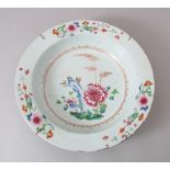 A LARGE 18TH CENTURY CHINESE FAMILLE ROSE BASIN / DISH, decorated with scenes of floral displays,