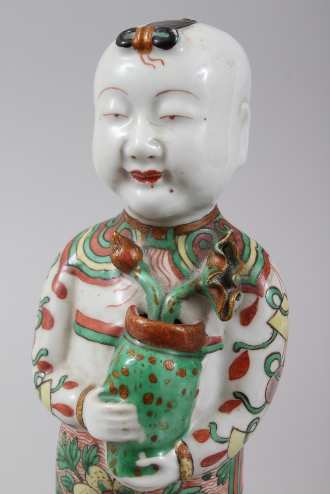 A GOOD CHINESE 18TH / 19TH CENTURY CHINESE FAMILLE VERTE PORCELAIN FIGURE OF A BOY, modeled - Image 5 of 5