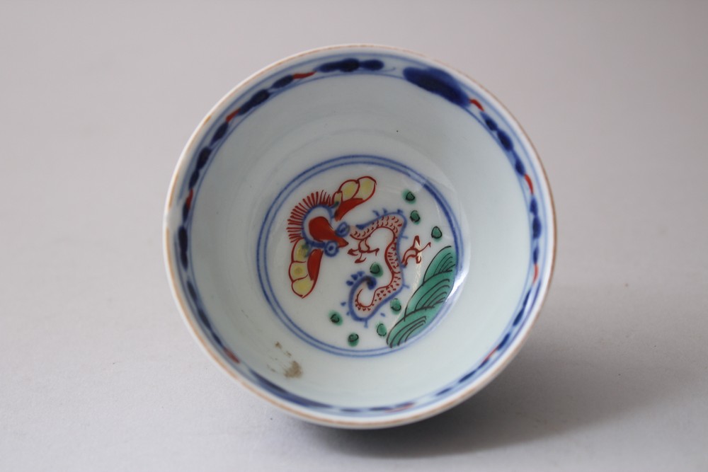 A 20TH CENTURY CHINESE WUCAI PORCELAIN BOWL, with coloured decoration of figures within - Image 4 of 6