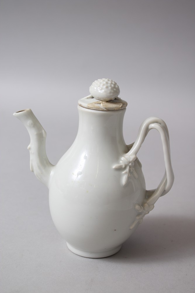 AN 18TH / 19TH CENTURY CHINESE EXPORT WHITE PORCELAIN JUG, the handle moulded in vine form, the - Image 3 of 5