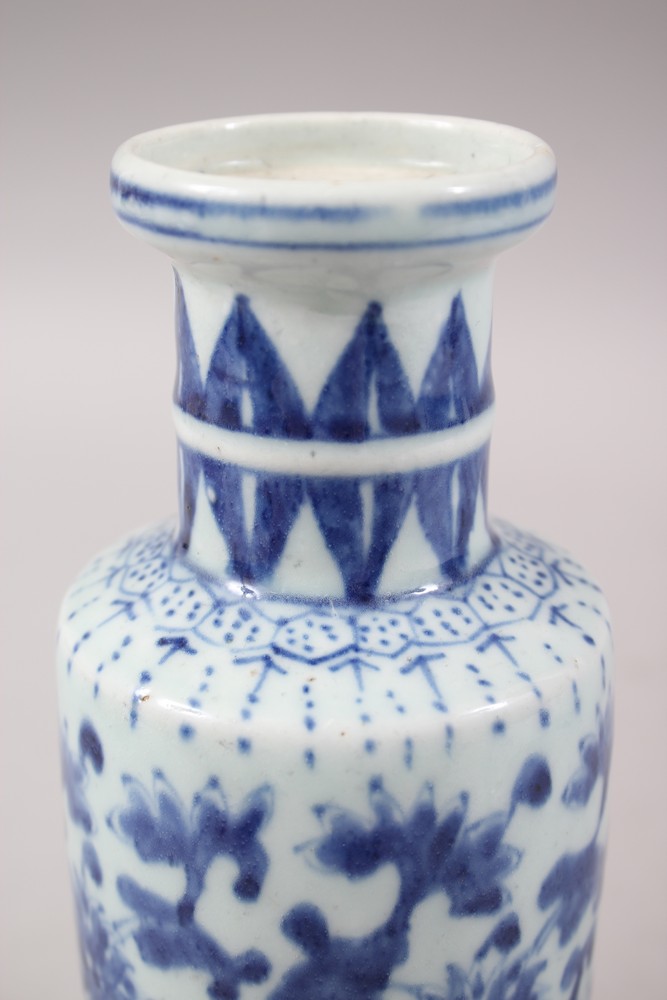 AN 18TH / 19TH CENTURY CHINESE BLUE & WHTE PORCELAIN ROULEAU VASE, the body decorated with scrolling - Image 4 of 5