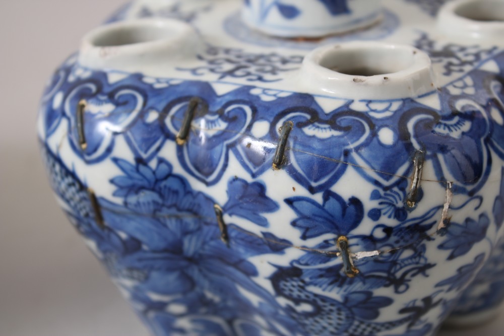 A PAIR OF 19TH CENTURY CHINESE BLUE & WHITE PORCELAIN TULIP HEAD BOTTLE VASES, both decorated with - Image 8 of 9