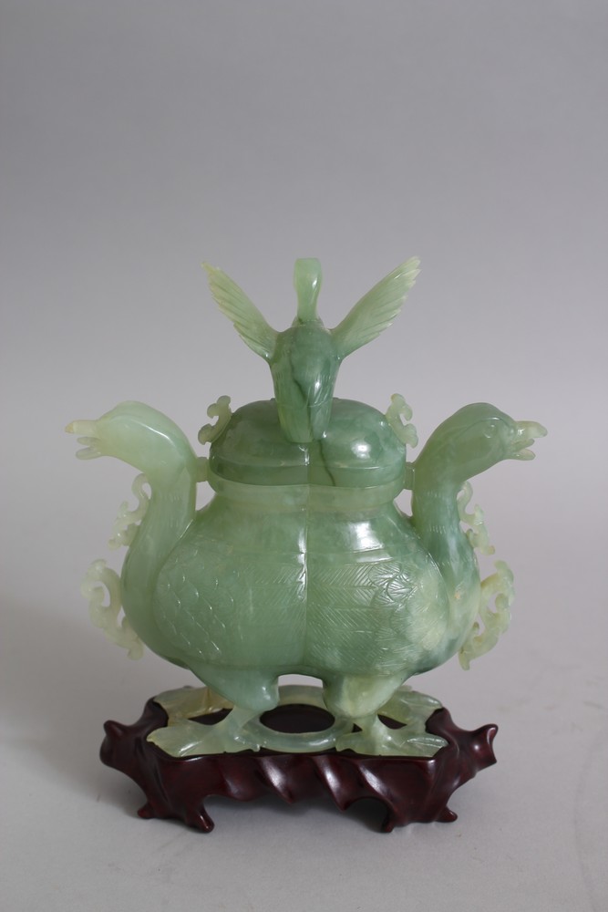 A GOOD 20TH CENTURY CHINESE JADE VASE & COVER, the vase in the form of two mythical duck / phoneix - Image 3 of 5