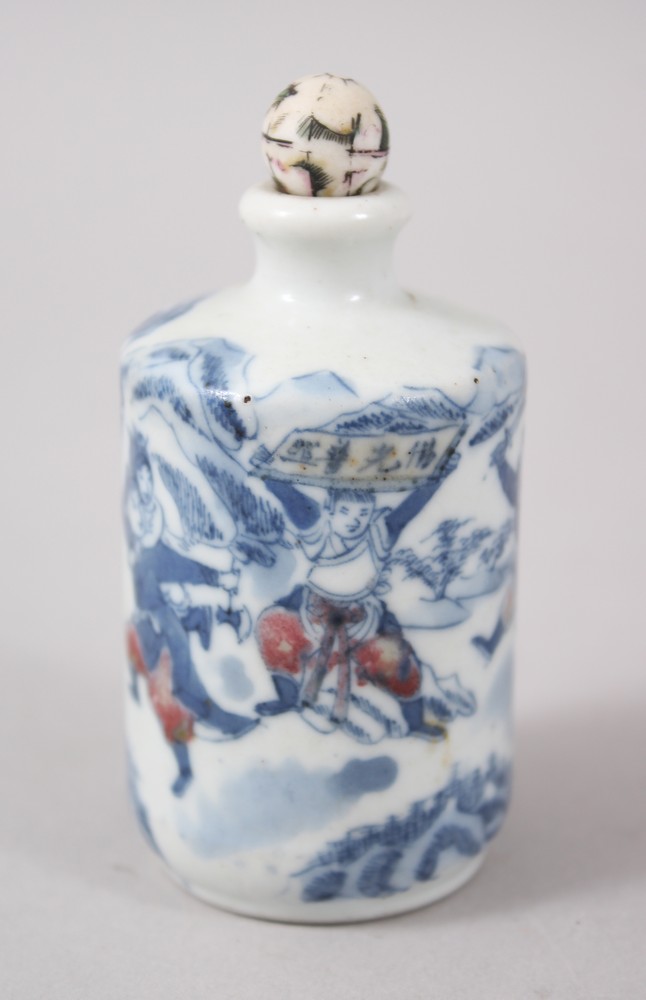 AN UNUSUAL 19TH CENTURY CHINESE BLUE & WHITE UNDERGLAZED RED PORCELAIN SNUFF BOTTLE, the