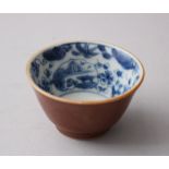 A SMALL 18TH CENTURY CHINESE CAFE AU LAIT GLAZED PORCELAIN TEA CUP WITH BLUE & WHITE PATTERN, 6.