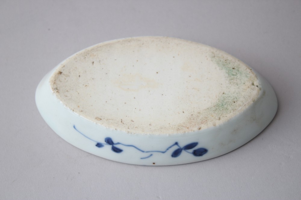 AN 18TH CENTURY CHINESE BLUE & WHITE PORCELAIN OVAL SHAPED DISH / PLATE, decorated with floral - Image 2 of 2