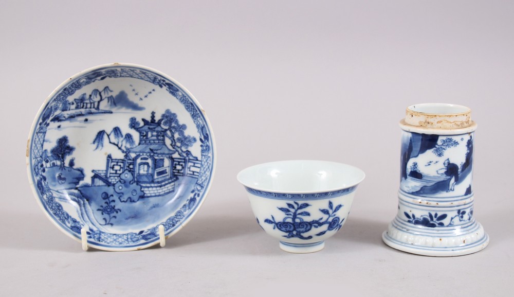 THREE CHINESE 19TH / 20TH CENTURY BLUE & WHITE PORCELAIN ITEMS, including a 19th century blule &