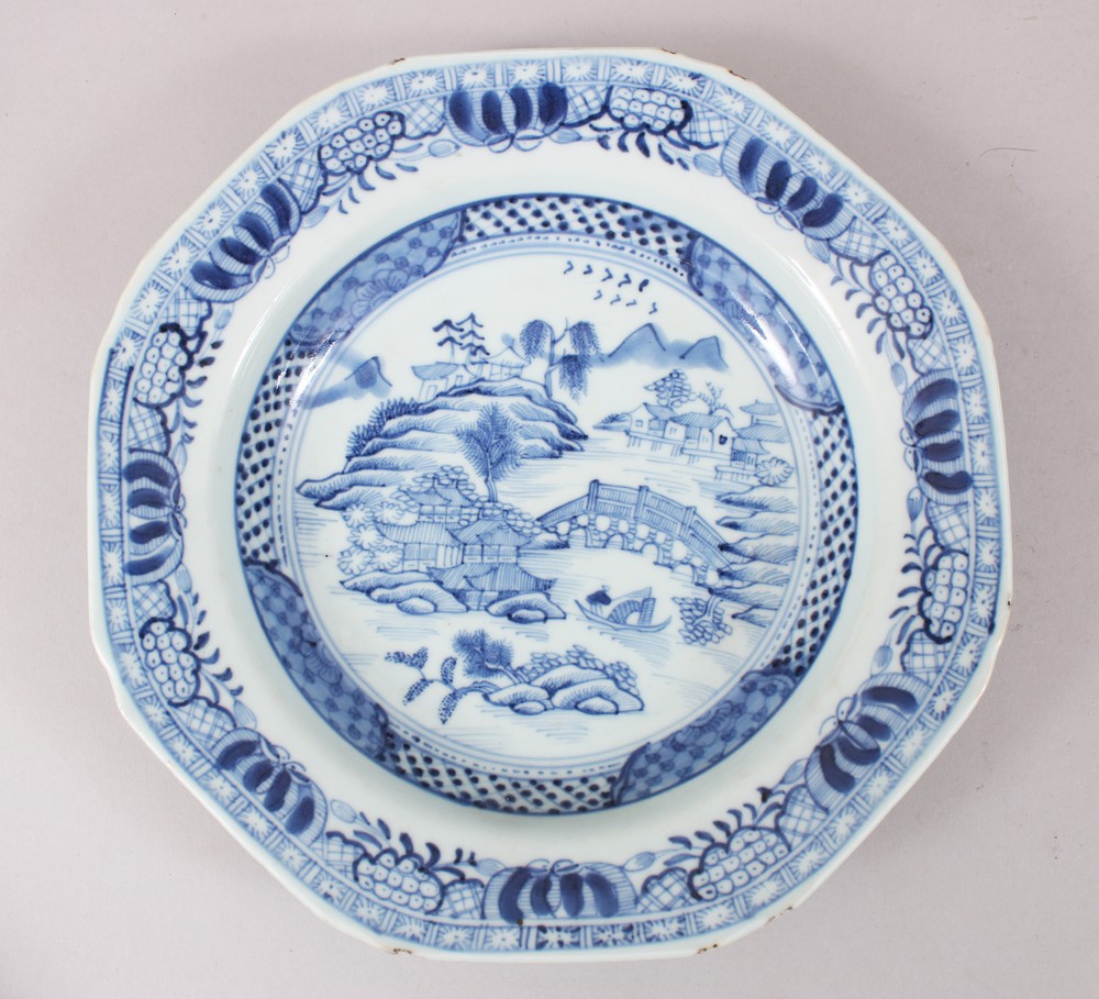 AN 18TH CENTURY CHINESE QIANLONG BLUE & WHITE PORCELAIN SOUP PLATE, octagonal in shape and decorated