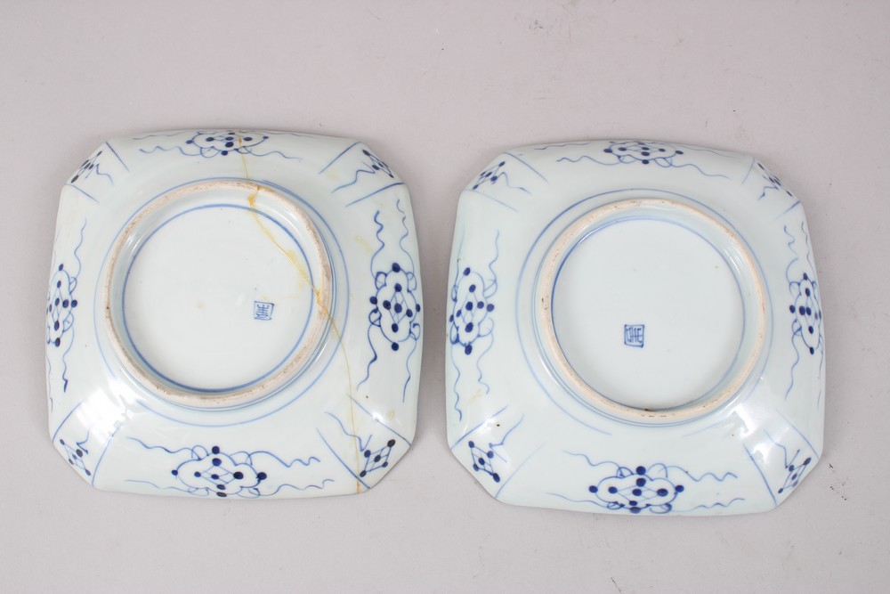 A PAIR OF 18TH CENTURY JAPANESE BLUE & WHITE IMARI PORCELAIN DISHES, the dishes both depicting - Image 2 of 4