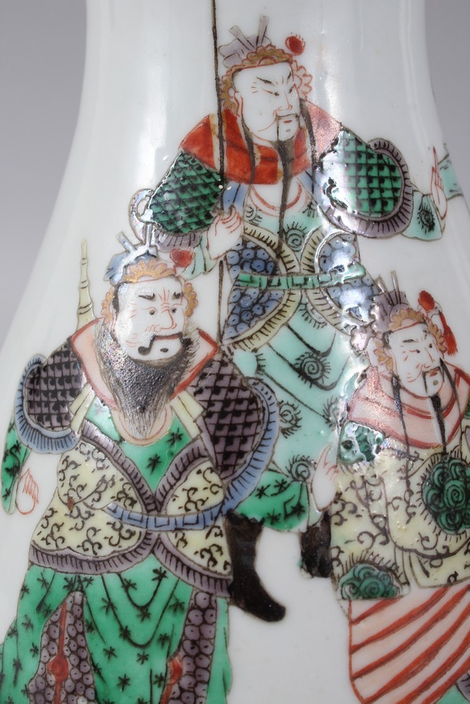 A GOOD 18TH-19TH KANGXI CENTURY CHINESE FAMILLE VERTE PORCELAIN VASE, painted with warriors, one - Image 6 of 7