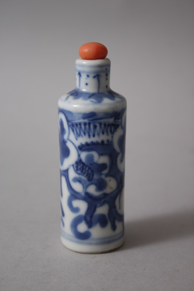 A 19TH CENTURY CHINESE BLUE & WHITE PORCELAIN SNUFF BOTTLE, the body decorated with scenes of an - Image 2 of 4