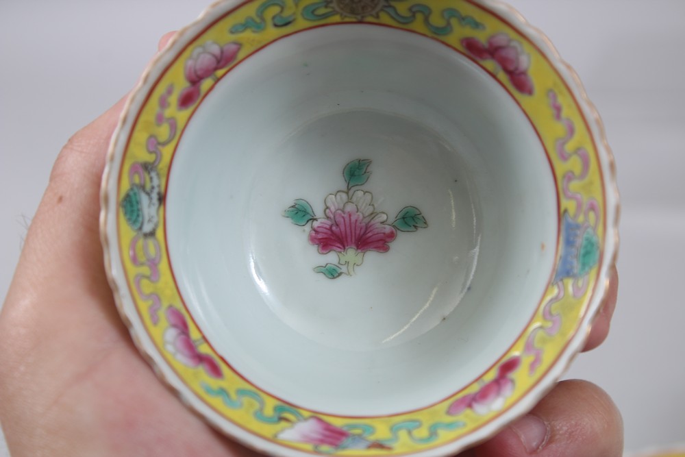 A SET OF FIVE 19TH CENTURY CHINESE FAMILLE ROSE NONYA / STRAITS TEA BOWLS, each with pink and yellow - Image 10 of 10