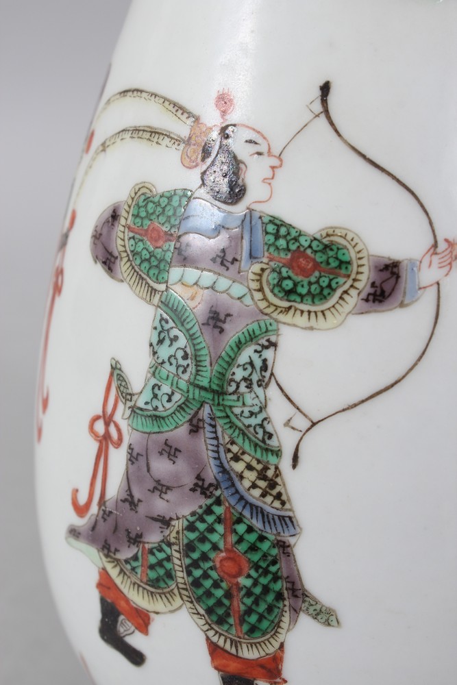 A GOOD 18TH-19TH KANGXI CENTURY CHINESE FAMILLE VERTE PORCELAIN VASE, painted with warriors, one - Image 5 of 7
