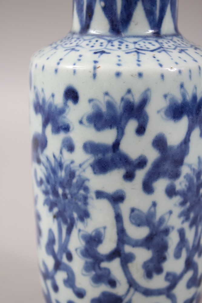 AN 18TH / 19TH CENTURY CHINESE BLUE & WHTE PORCELAIN ROULEAU VASE, the body decorated with scrolling - Image 3 of 5