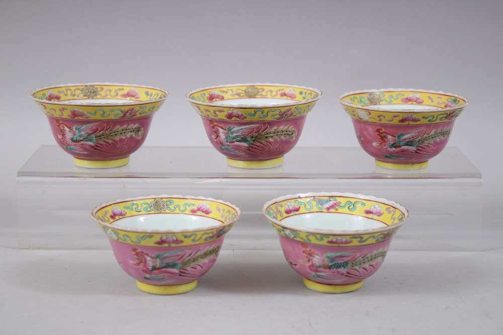 A SET OF FIVE 19TH CENTURY CHINESE FAMILLE ROSE NONYA / STRAITS TEA BOWLS, each with pink and yellow - Image 2 of 10