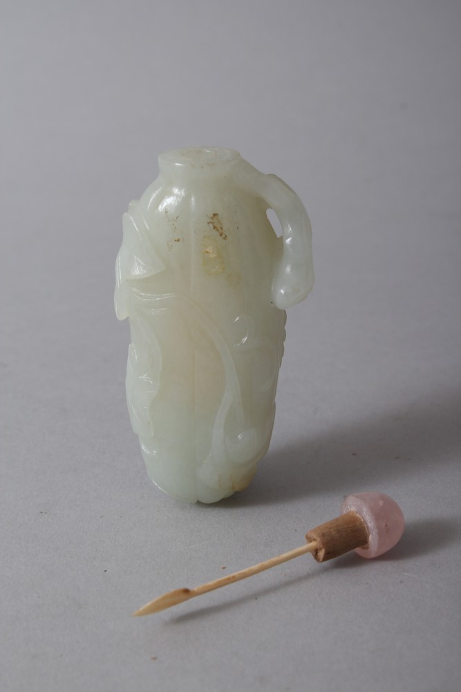 AN EARLY 20TH CENTURY CHINESE CARVED JADE SNUFF BOTTLE, carved in the form of a finger citron with - Image 2 of 2