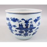 A GOOD 17th / 18TH CENTURY CHINESE KANGXI BLUE & WHITE PORCELAIN JARDINIERE, the body of the pot