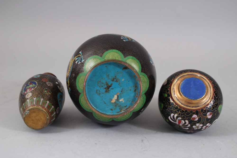 A MIXED LOT OF ORIENTAL CLOISONNE VASES / JAR, consisting of two lidded jars and one smaller vase, - Image 5 of 5