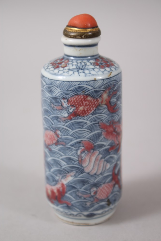 AN UNUSUAL 18TH CENTURY CHINESE BLUE & WHITE UNDERGLAZED RED PORCELAIN SNUFF BOTTLE, the body with - Bild 3 aus 7