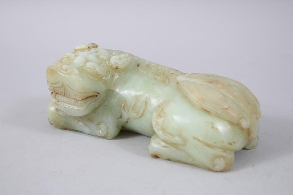 A GOOD 19TH / 20TH CENTURY CHINESE CARVED JADE LION DOG, the dog recumbent, 5.5cm high x 16cm wide. - Image 3 of 5