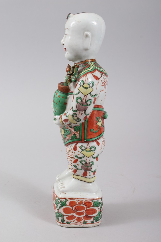 A GOOD CHINESE 18TH / 19TH CENTURY CHINESE FAMILLE VERTE PORCELAIN FIGURE OF A BOY, modeled - Image 4 of 5