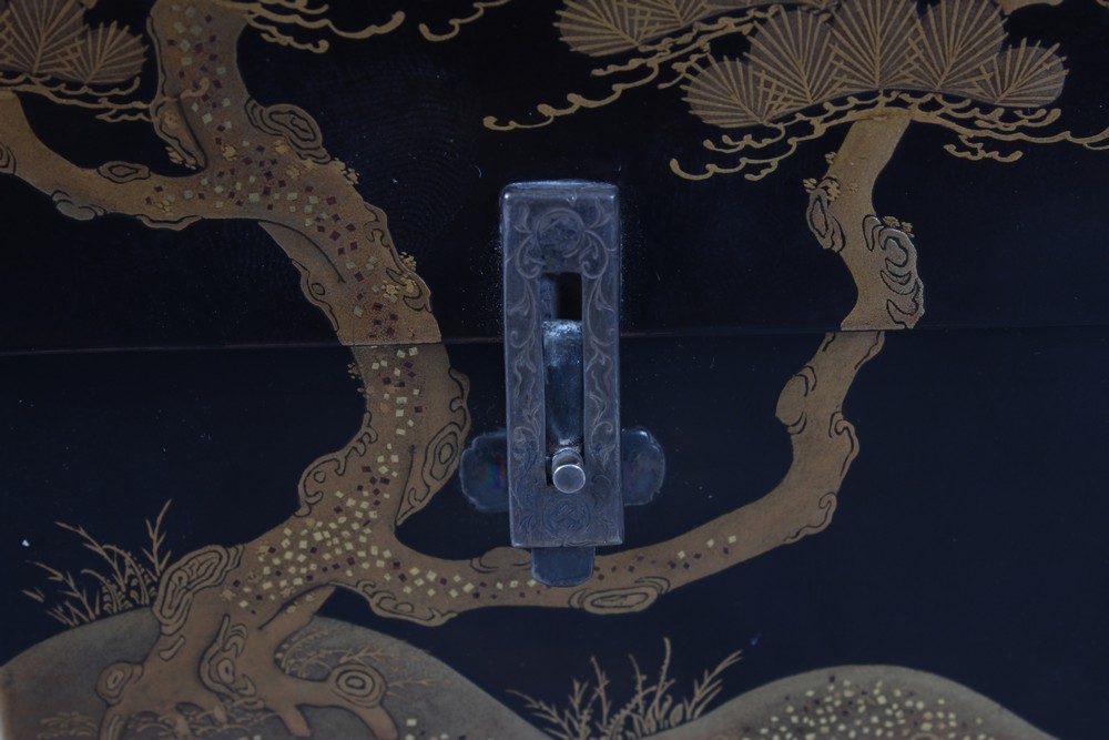 A GOOD JAPANESE MEIJI PERIOD LACQUER CHEST, the gold lacquer decoration depicting scnes of pine - Image 4 of 5