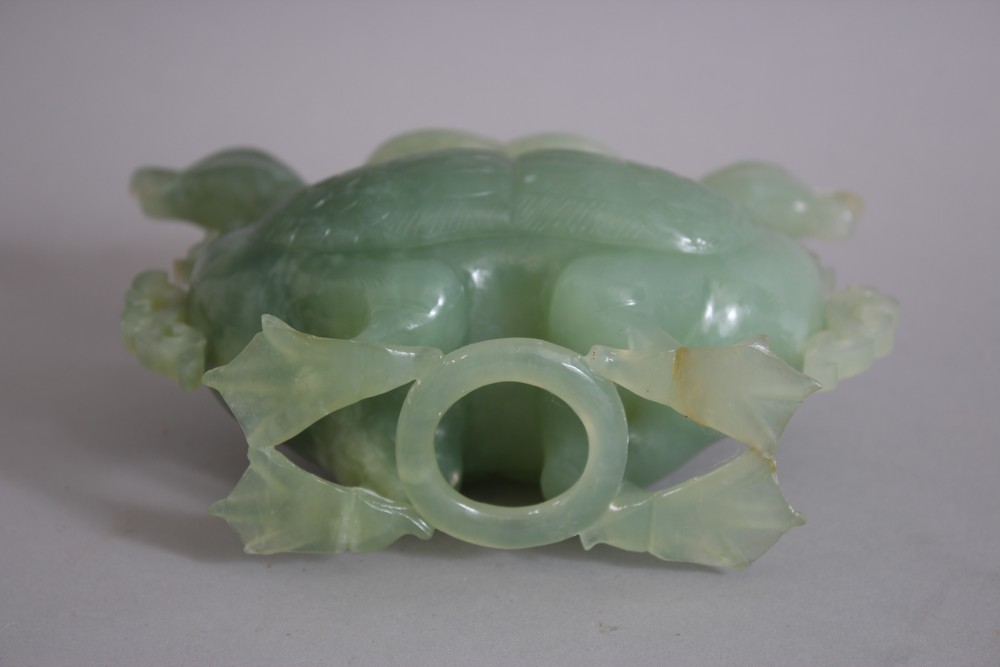 A GOOD 20TH CENTURY CHINESE JADE VASE & COVER, the vase in the form of two mythical duck / phoneix - Image 5 of 5