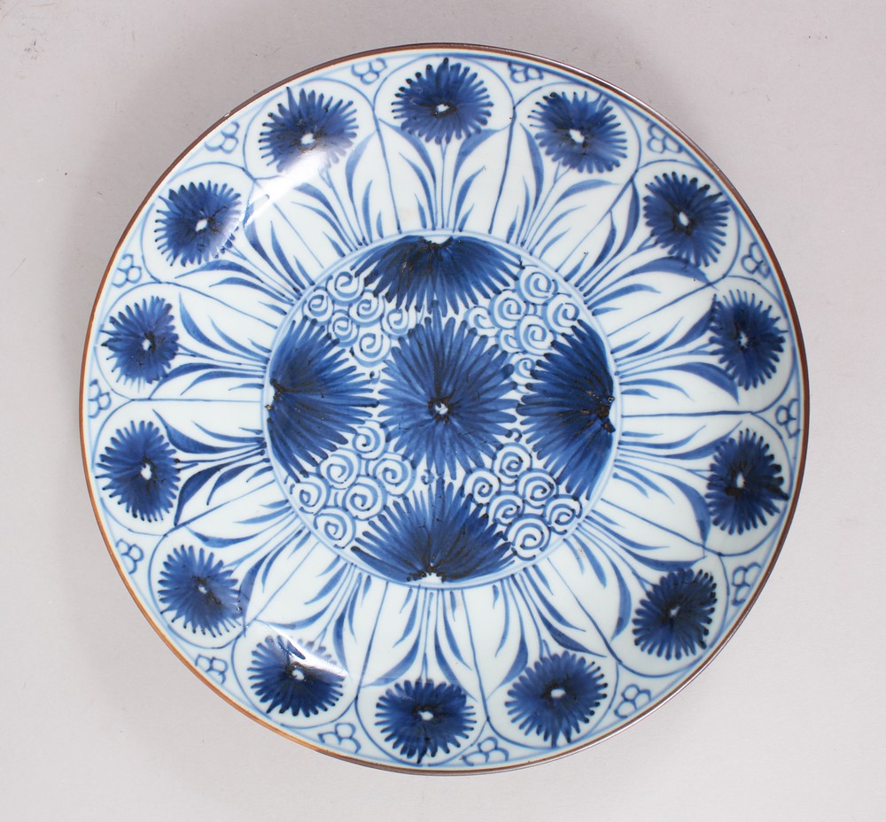 A GOOD CHINESE BLUE & WHITE KANGXI PORCELAIN SAUCER DISH, decorated with floral decoration, 22.5cm