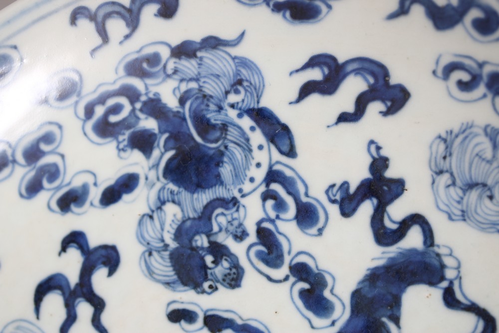 A 19TH CENTURY CHINESE BLUE & WHITE PORCELAIN LION DOG DISH, decorated with scenes of six buddhistic - Image 3 of 6