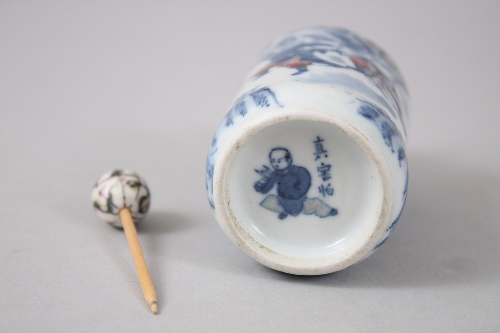 AN UNUSUAL 19TH CENTURY CHINESE BLUE & WHITE UNDERGLAZED RED PORCELAIN SNUFF BOTTLE, the - Image 5 of 5