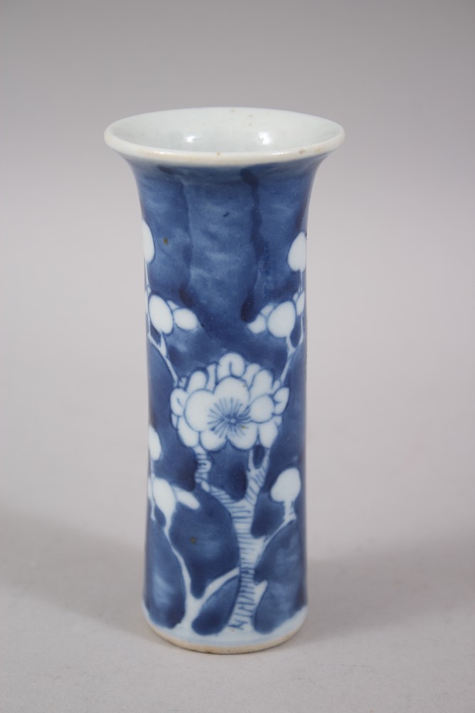 A SMALL 19TH CENTURY CHINESE BLUE & WHITE PRUNUS PORCELAIN SPILL VASE, 12CM HIGH. - Image 3 of 4