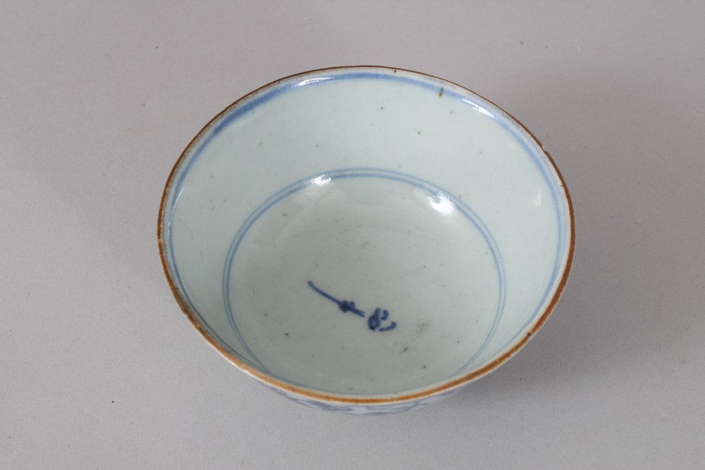 A CHINESE BLUE & WHITE MING DYNASTY PORCELAIN BOWL, the exterior decorated with formal floral - Image 3 of 6