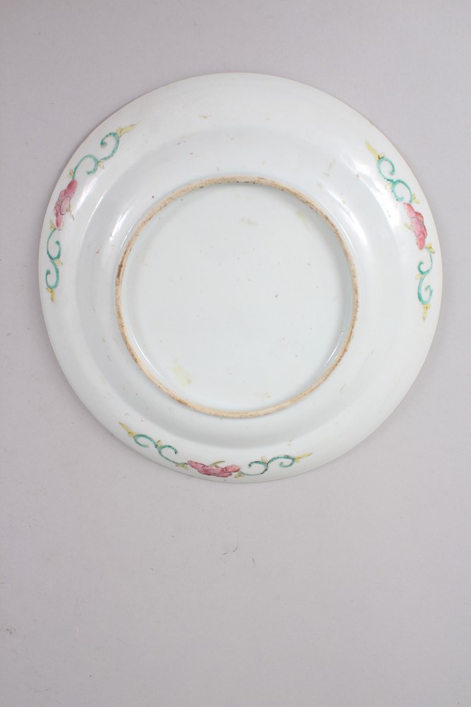 A 19TH CENTURY CHINESE TURQUOISE FAMILLE ROSE PORCELAIN DISH, the plate decorated with scenes o - Image 3 of 3