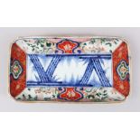 A GOOD JAPANESE 18TH / 19TH CENTURY BLUE & WHITE IMARI PORCELAIN RECTANGULAR DISH, the dish with