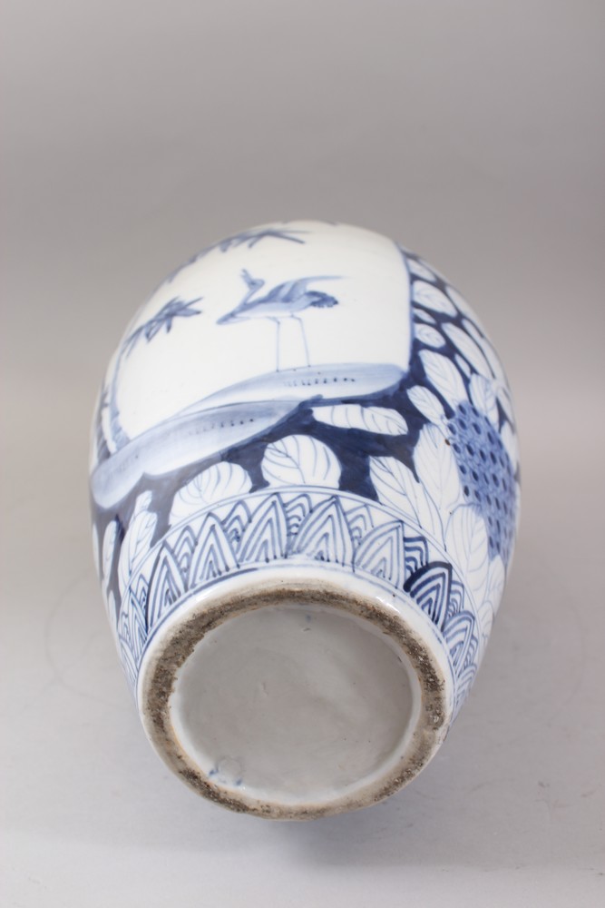 A GOOD JAPANESE MEIJI PERIOD BLUE & WHITE ARITA STYLE BALUSTER VASE, the body with two panels - Image 7 of 7