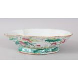 A GOOD 18TH / 19TH CENTURY CHINESE FAMILLE ROSE PORCELAIN BOWL / DISH, the sides with decoration