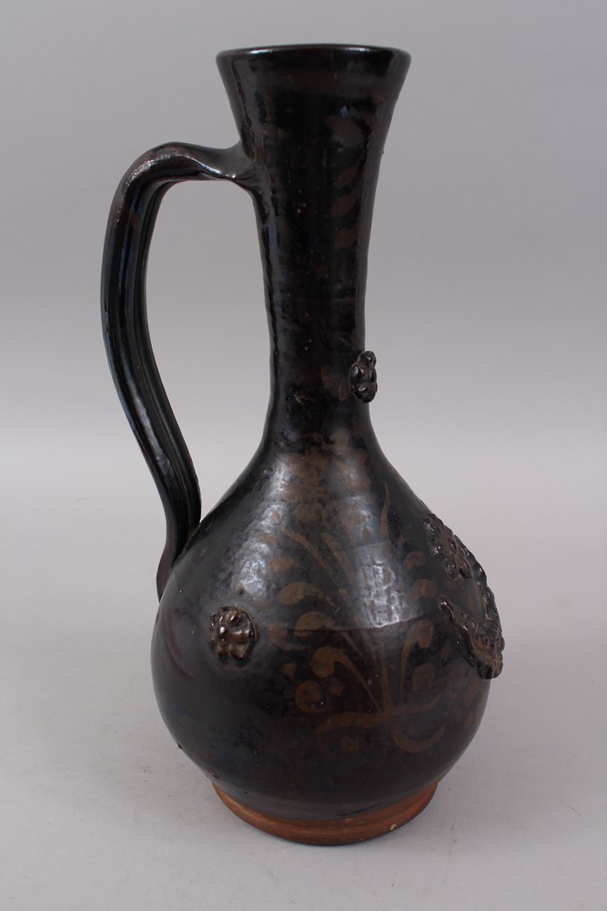 A 19TH CENTURY OTTOMAN TURKISH CANAKKALE BROWN GLAZED JUG, 33cm high. - Bild 3 aus 4