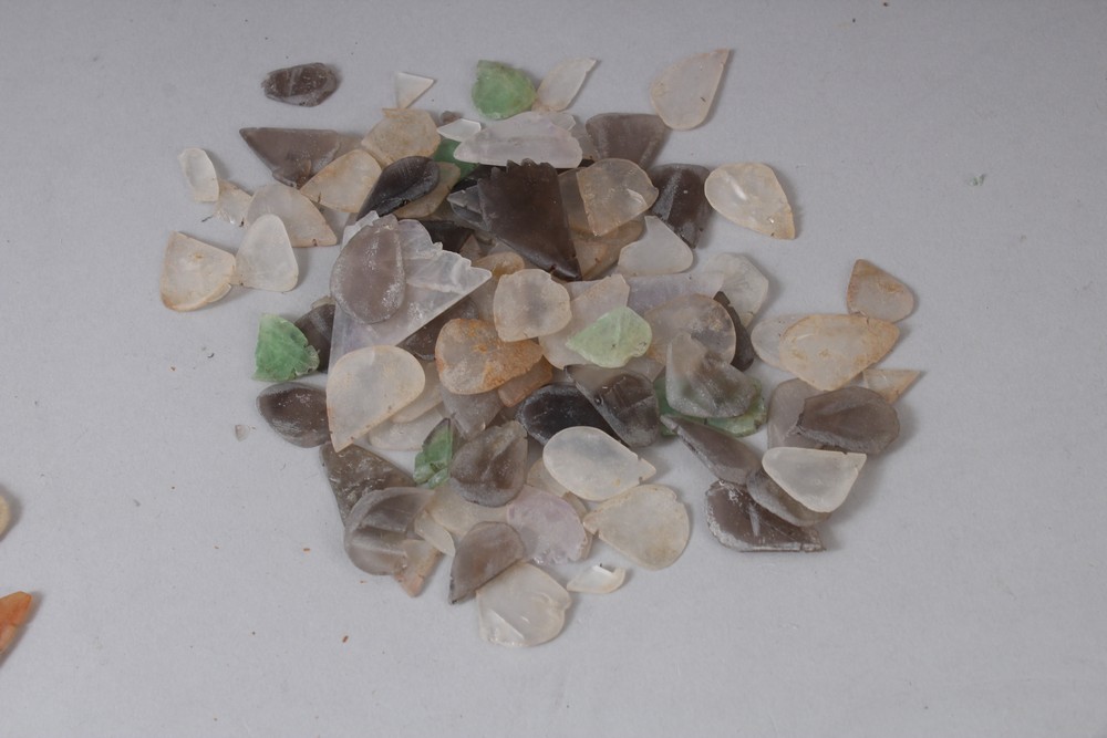 A MIXED BAD OF LATE 19TH CENTURY JADE LEAVES, for jade hard stone trees, ex sotheby arcade auction - Bild 3 aus 9