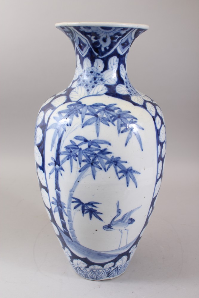 A GOOD JAPANESE MEIJI PERIOD BLUE & WHITE ARITA STYLE BALUSTER VASE, the body with two panels - Image 3 of 7