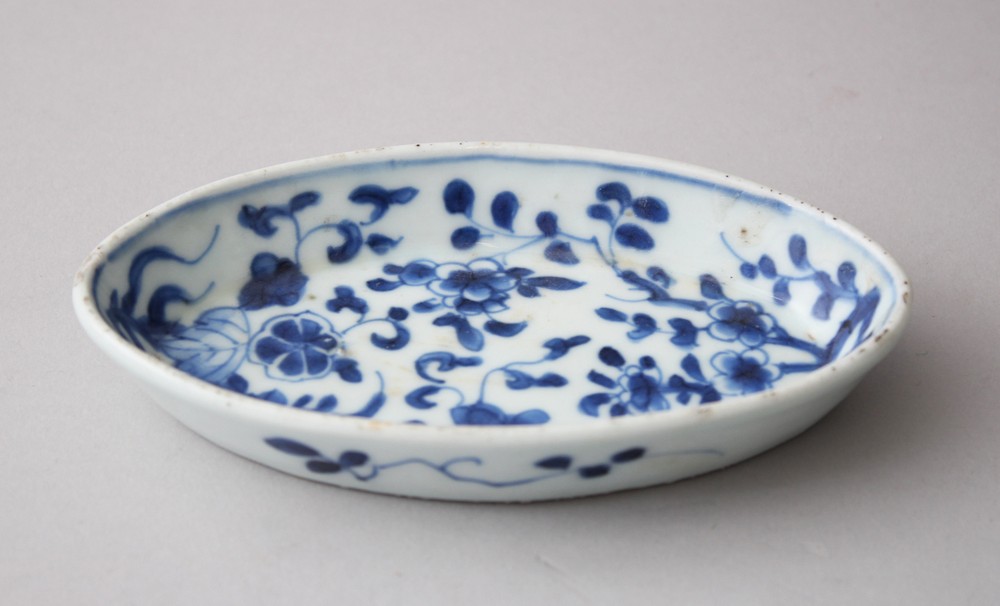 AN 18TH CENTURY CHINESE BLUE & WHITE PORCELAIN OVAL SHAPED DISH / PLATE, decorated with floral