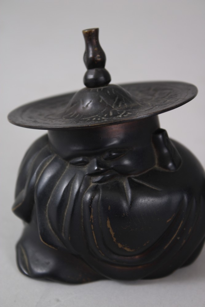 A JAPANESE MEIJI / TAISHO PERIOD BRONZE BUDDHA / HOTEI ON STAND, depicting a cast hollow bronze - Image 4 of 5