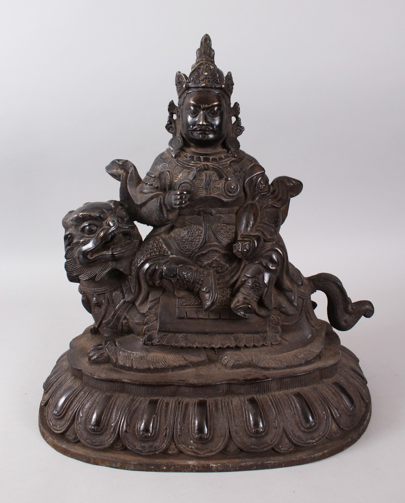 AN 18TH / 19TH CENTURY CHINESE BRONZE FIGURE OF AN OFFICIAL, the traditionally dressed official